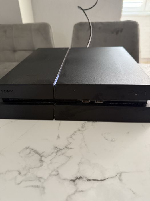 Sony Play Station 4 у гарному стані