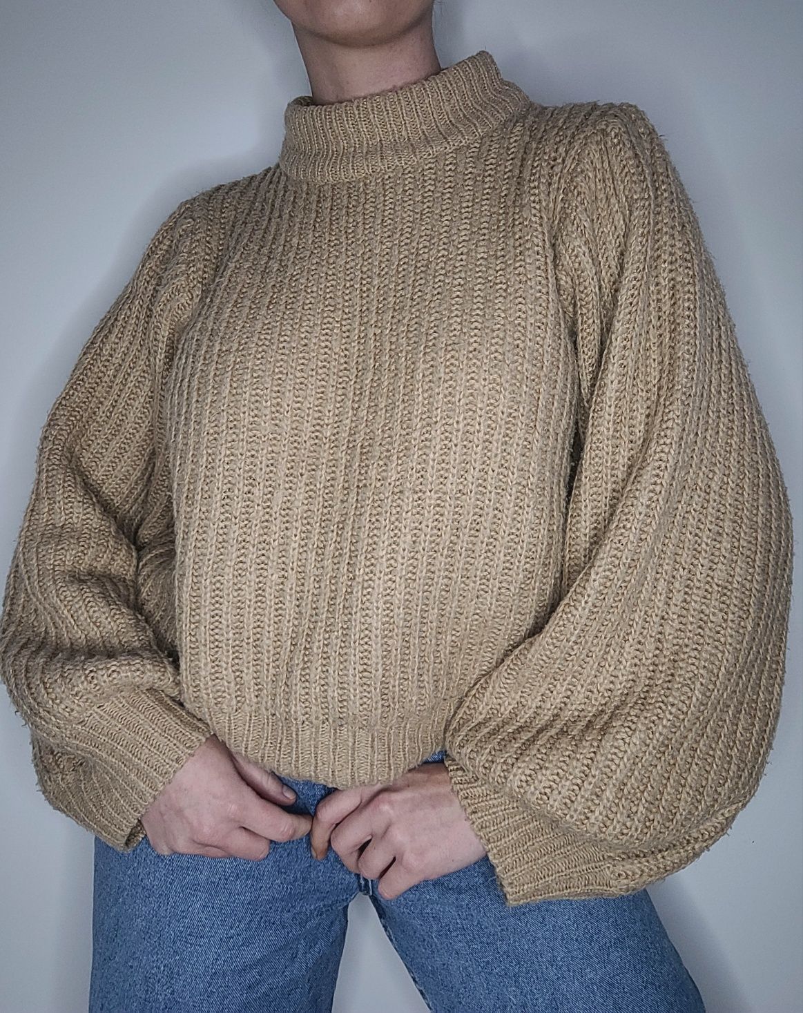 Gruby beżowy sweter oversize szerokie rękawy NA-KD