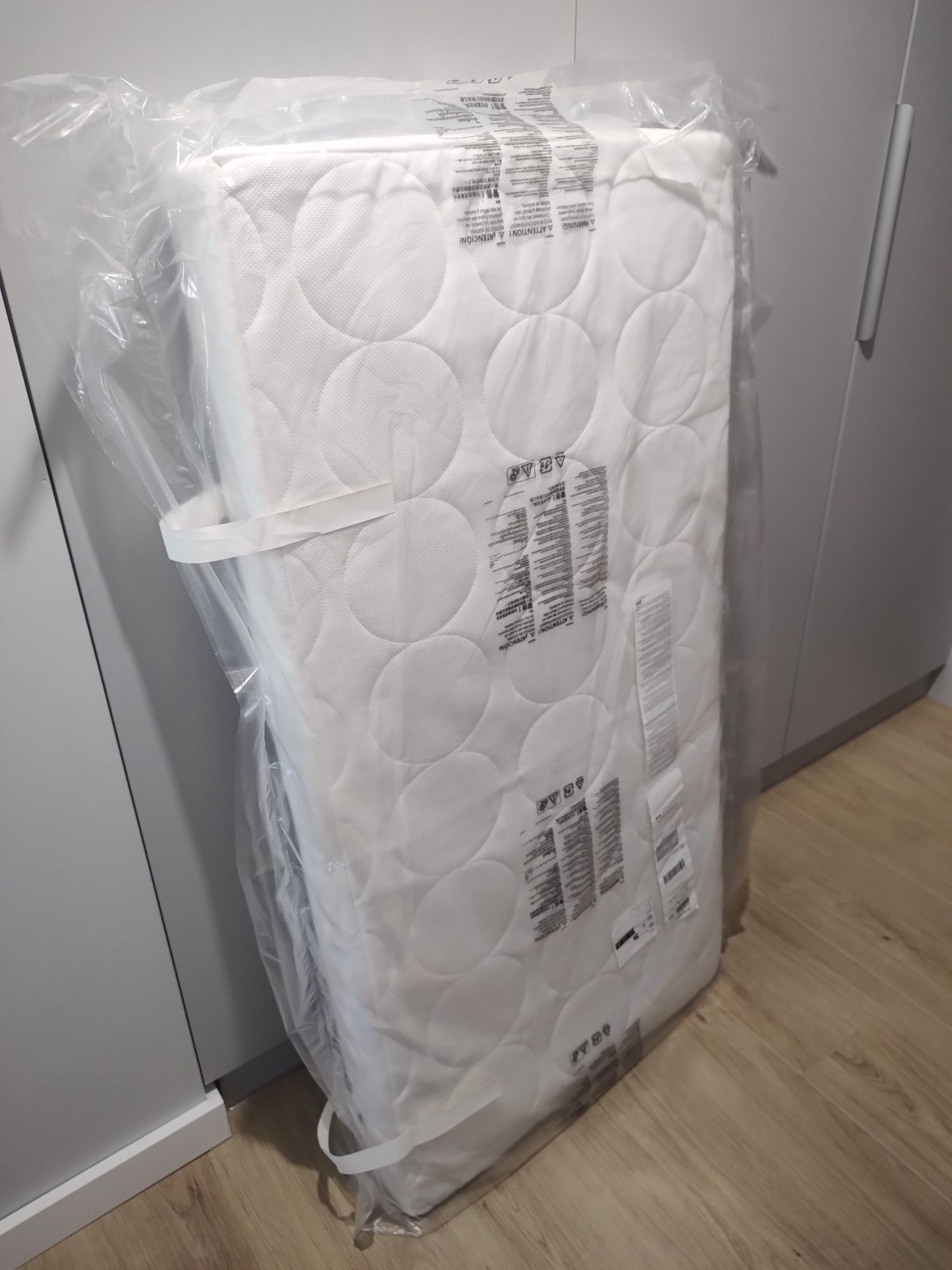 Łóżeczko Ikea Singlar, materac JÄTTETRÖTT