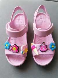 Sandaly Crocs C12 plus przypinki