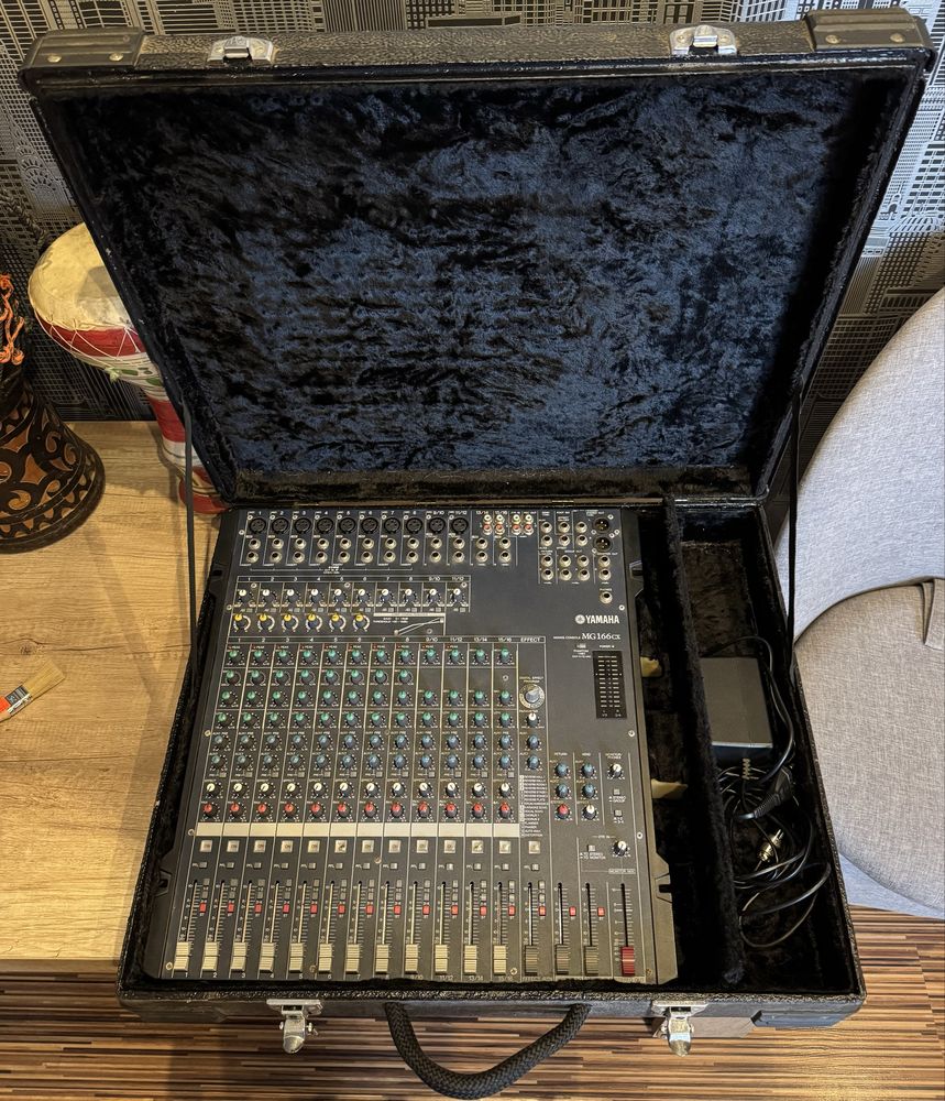 Mixer analogowy Yamaha MG166CX + case