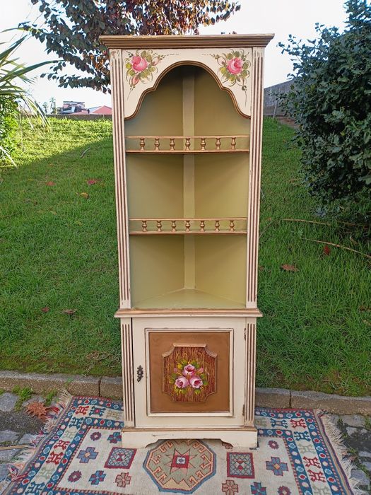 Móvel de canto em madeira com pintura artesanal,
Medidas:168/57/34cm
E