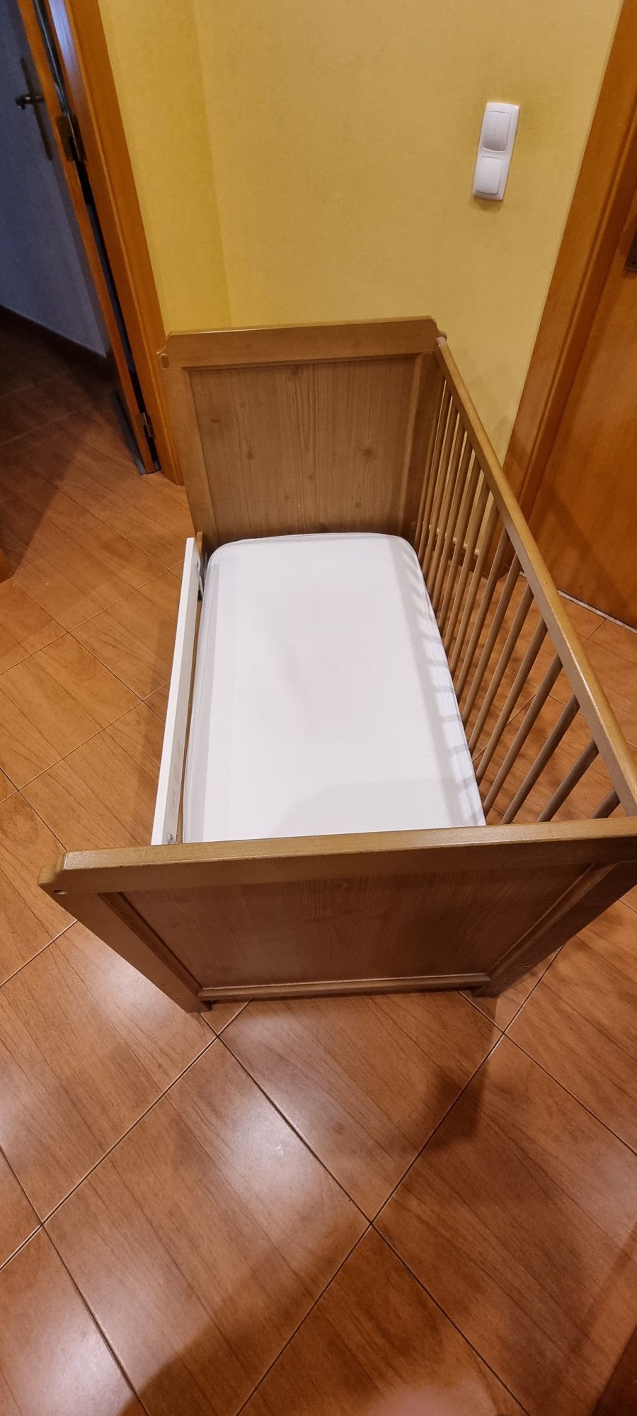 Cama de bebé com colchão