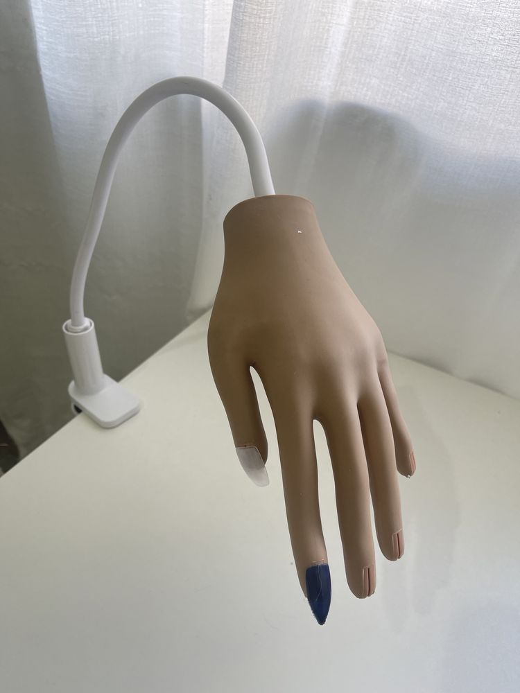 Mão de silicone para treinamento de unhas