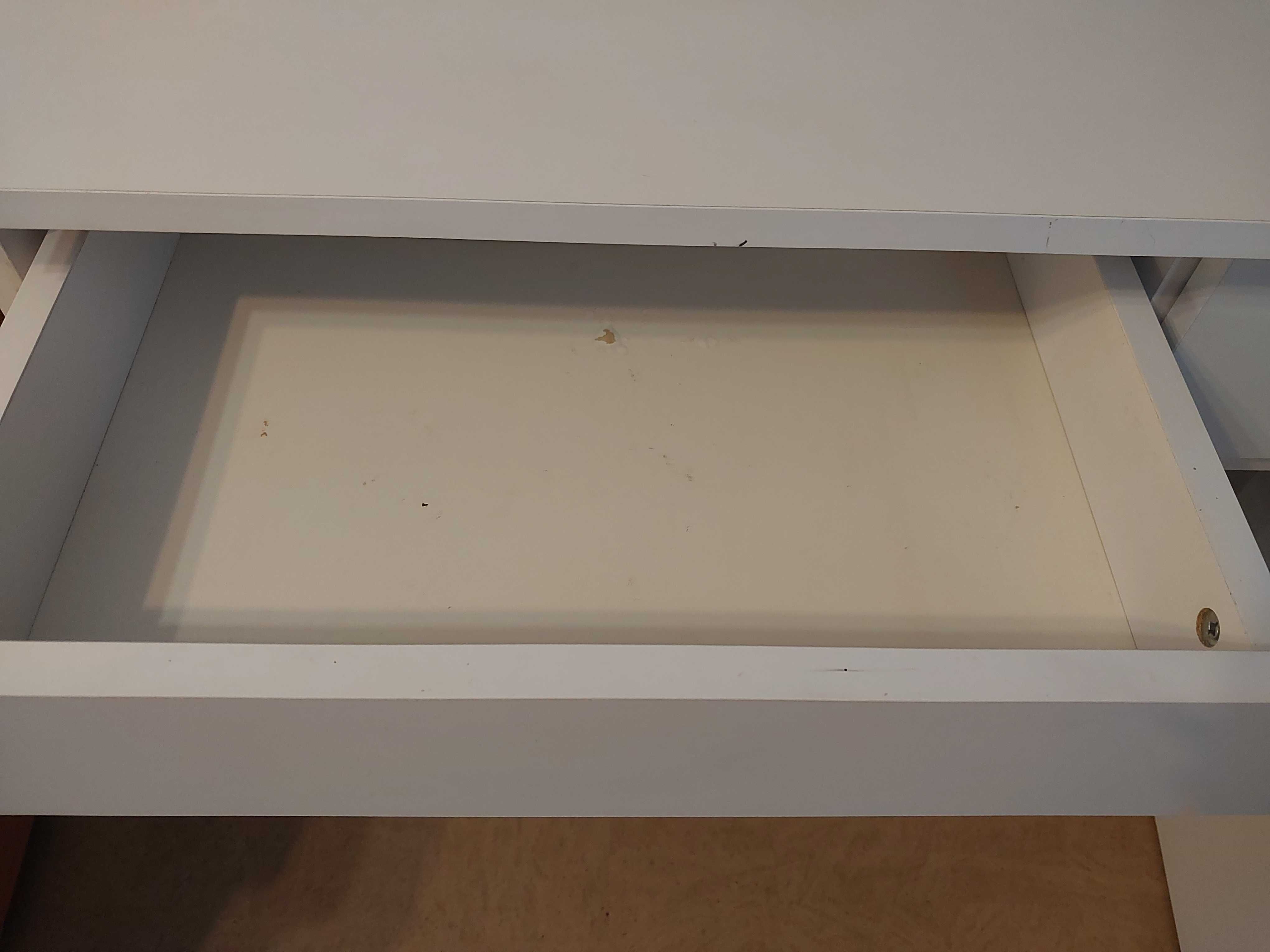 Białe biurko, dwie szuflady i szafka