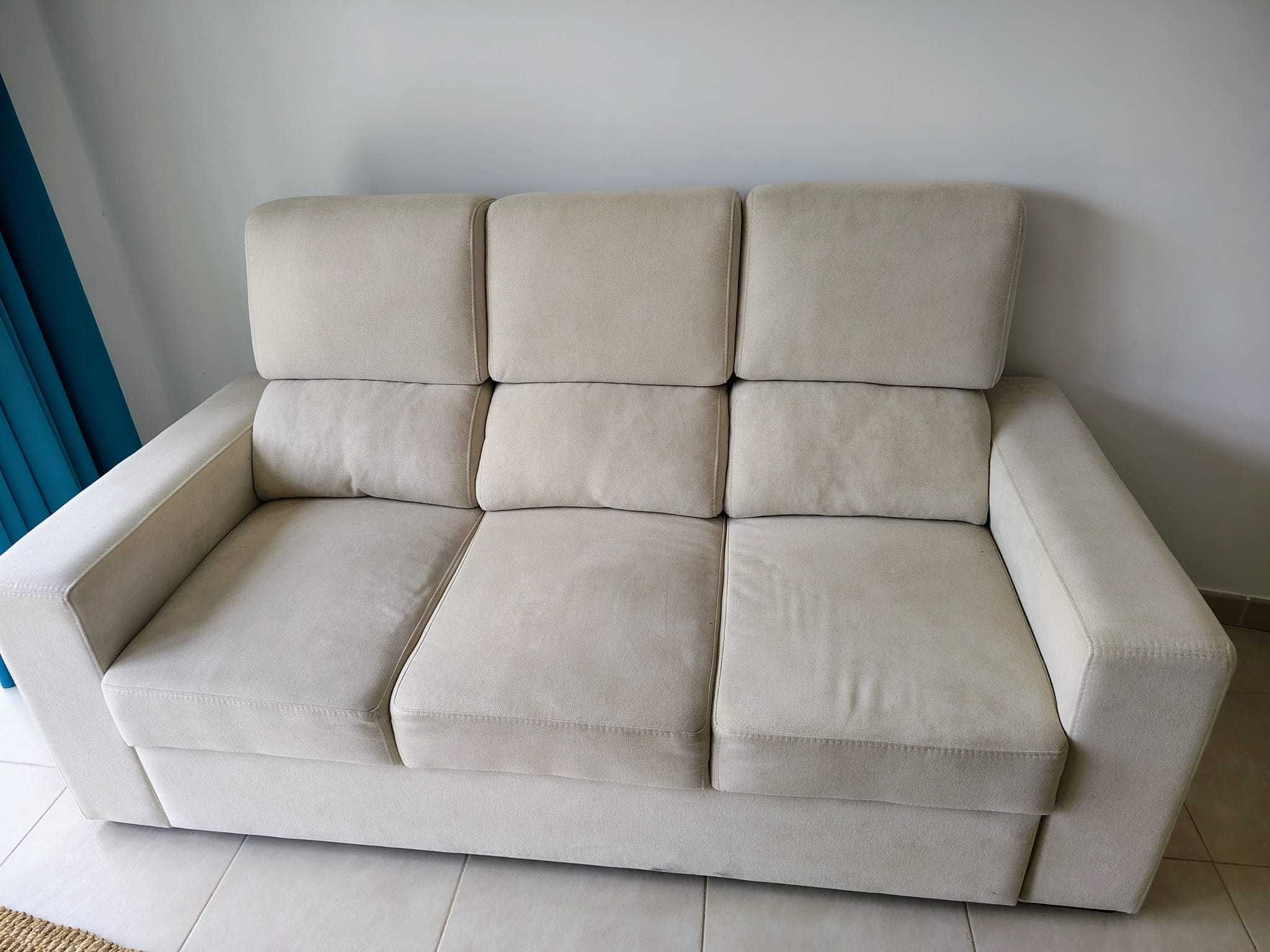Vende-se cama, mesa, cómoda, mesa de sala, móvel de entrada e espelho