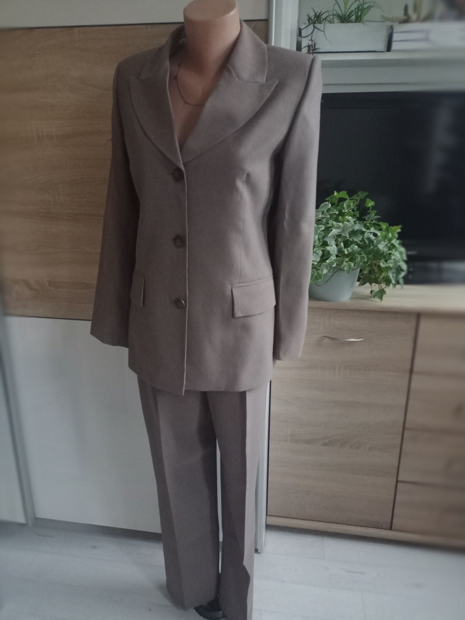 Garnitur damski ze spodniami