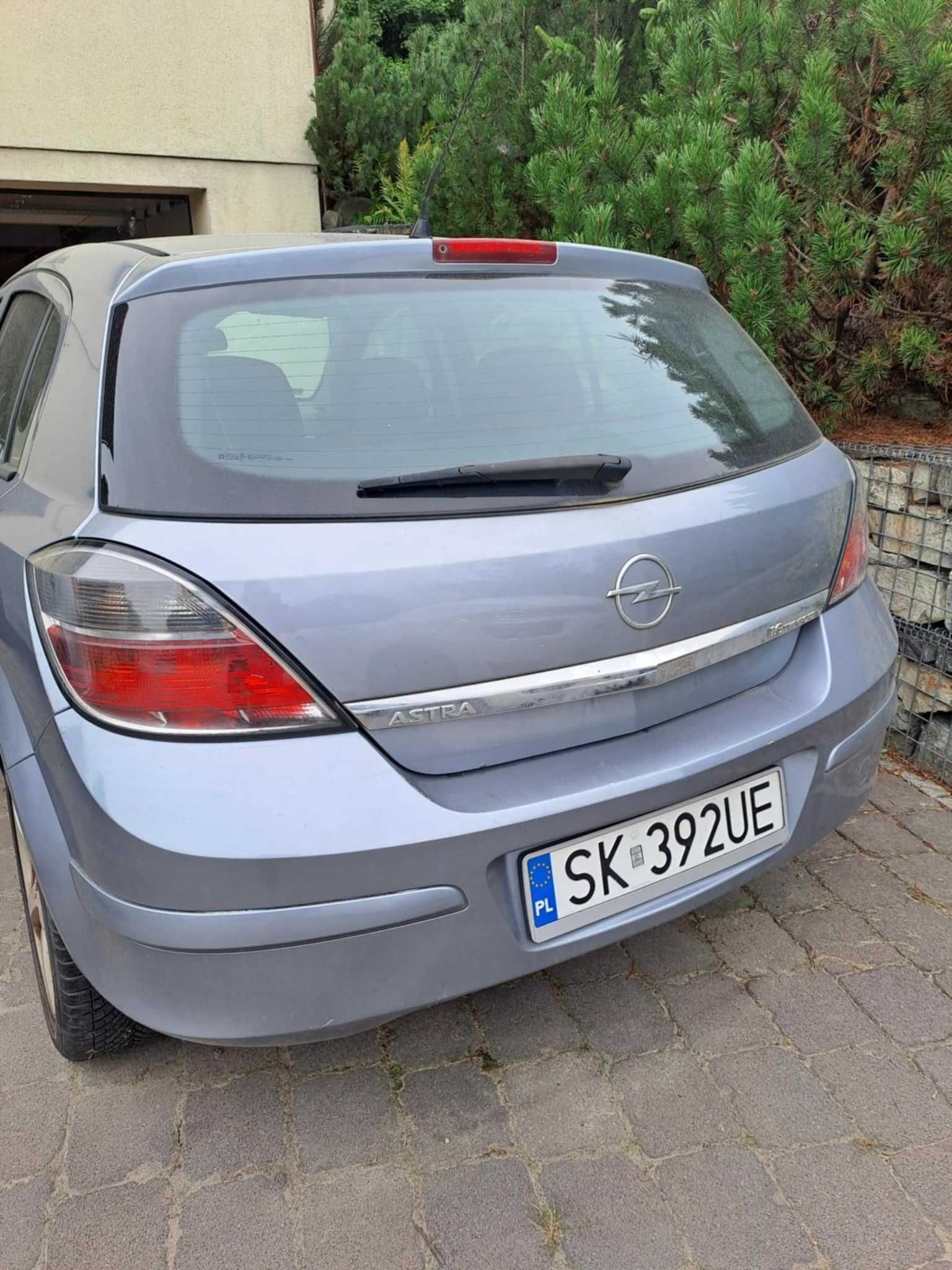 Opel Astra H samochód osobowy