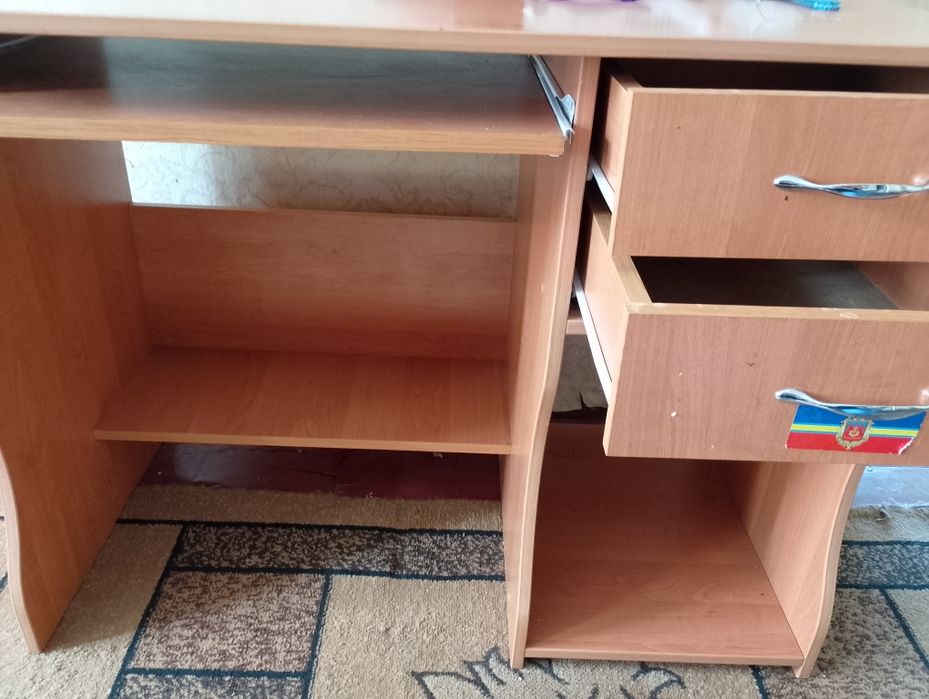 Комп'ютерний стіл
