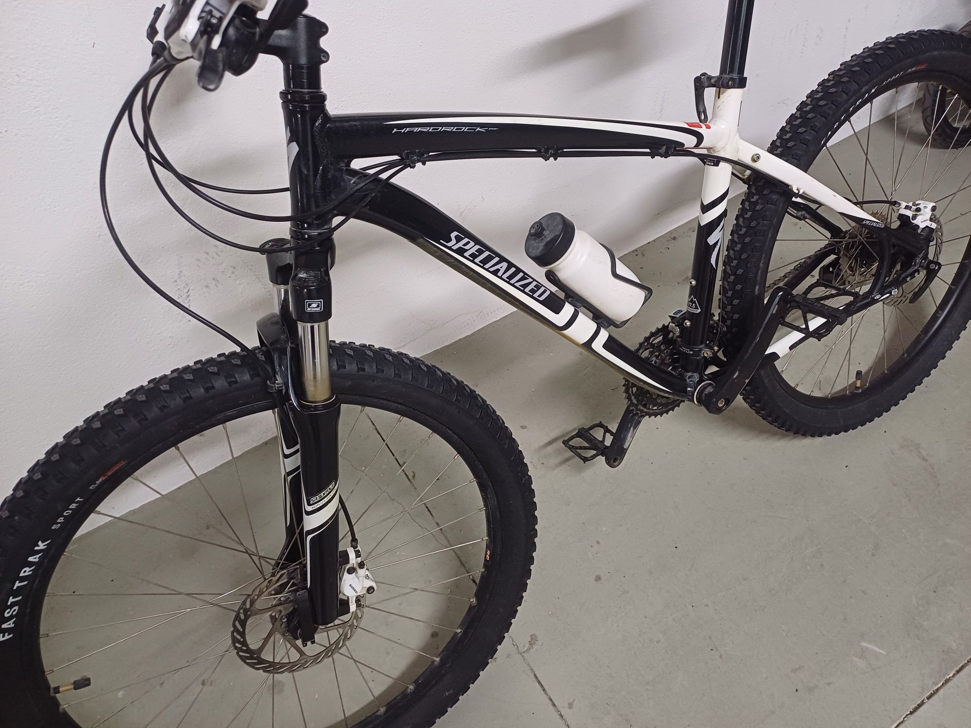 Bicicleta Specialized Hardrock Sport em excelente estado revisão feita