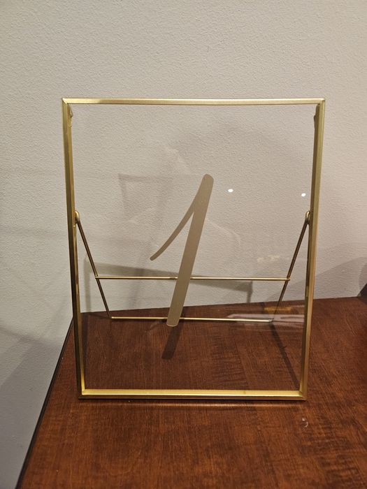 Numery stołów w złotych ramkach (cena za wszystkie)