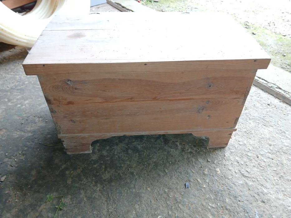 Arca de madeira antiga em pinho