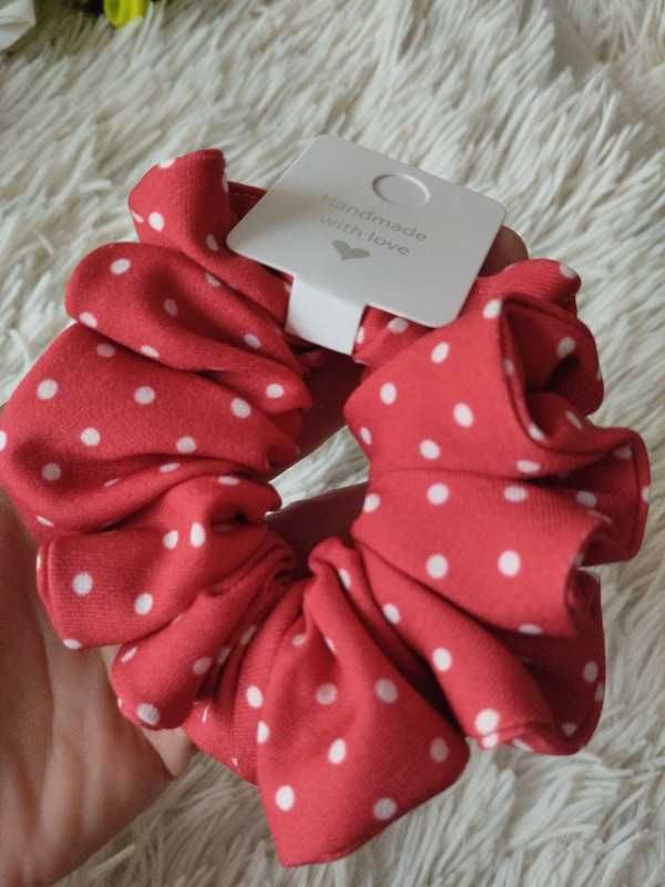 Czerwona gumka scrunchie / białe groszki