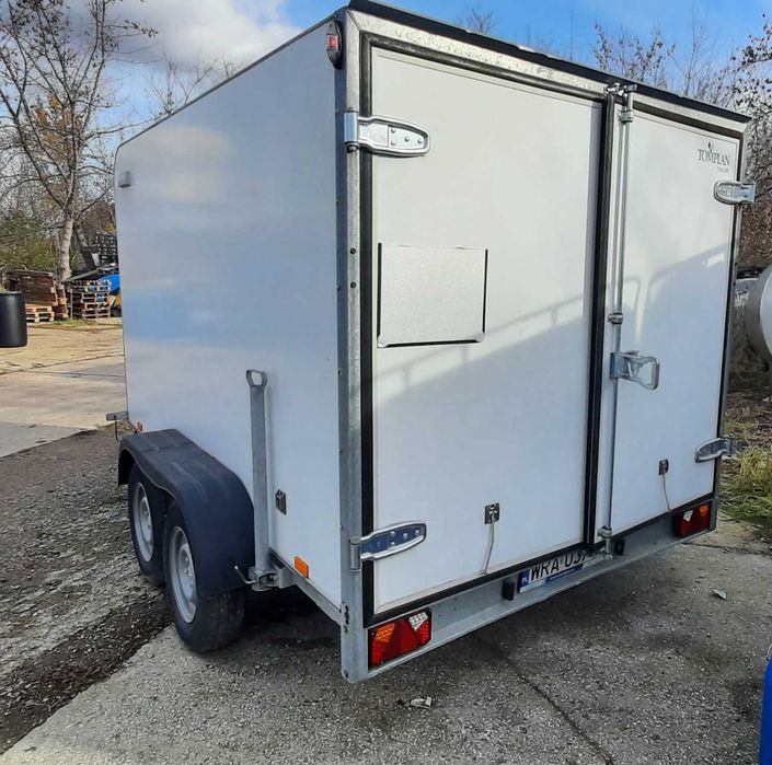 Przyczepa zamknięta dwuosiowa TOMPLAN – świetny stan!