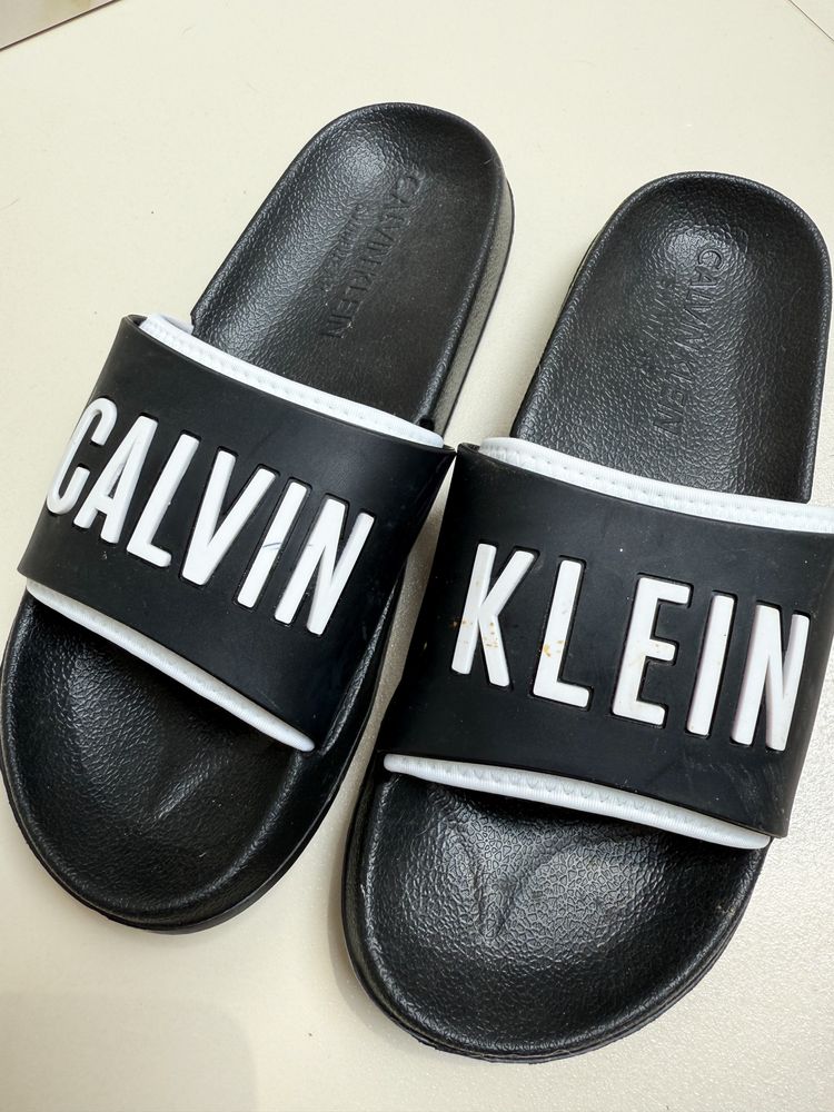 Czarne klapki plażowe Calvin Klein 35/36