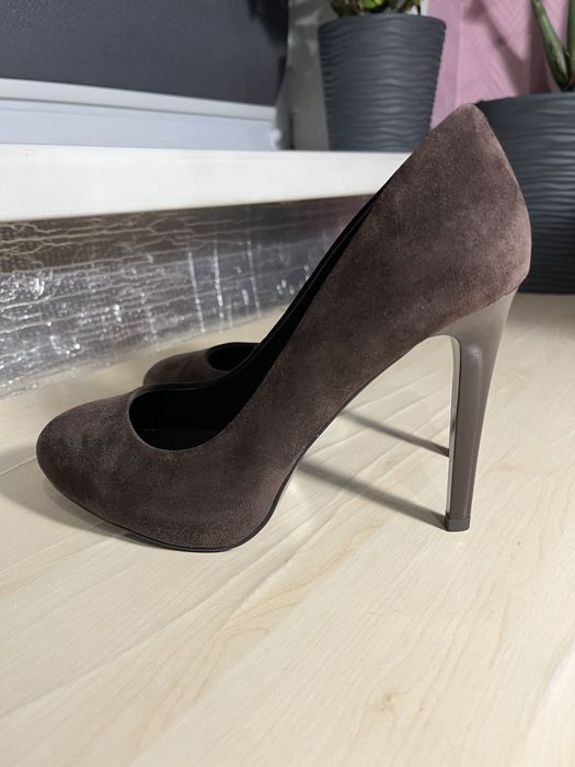 Шоколадні замшеві туфлі на каблуку