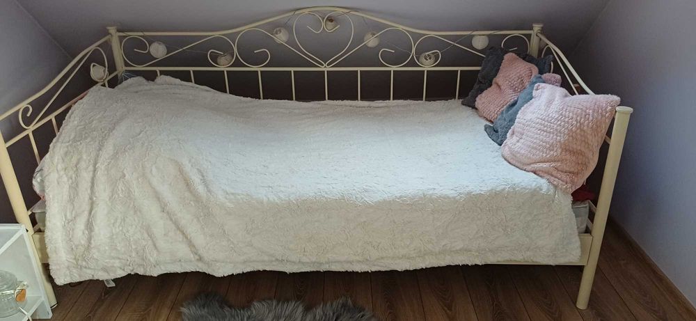 Łóżko z materacem