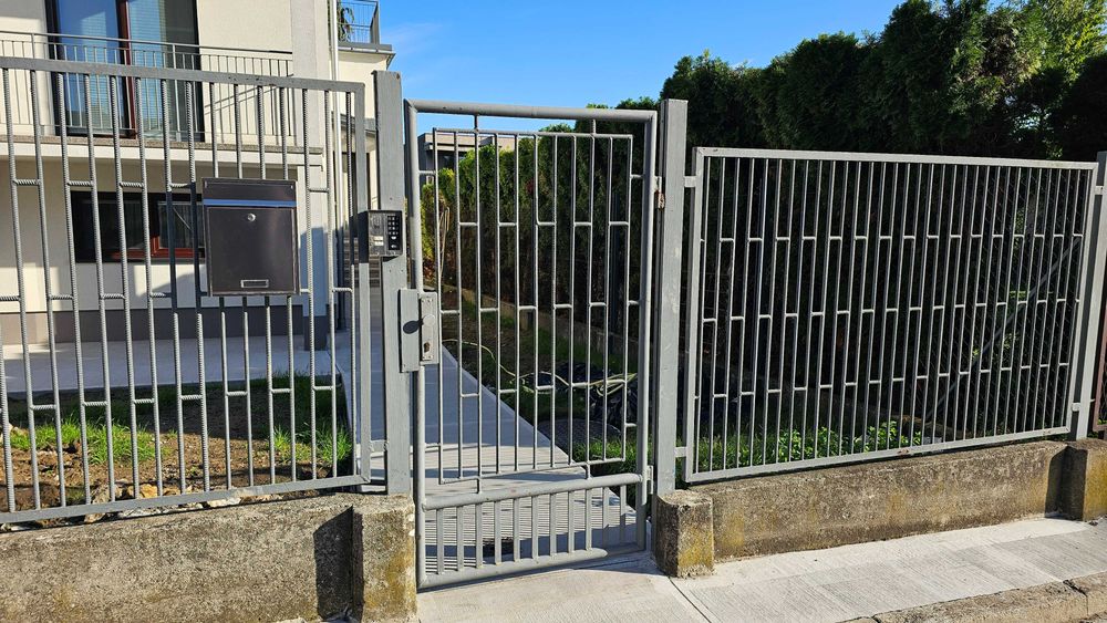 Ogrodzenie stalowe: długość 19 m: 7 przęseł + brama skrzydłowa +bramka