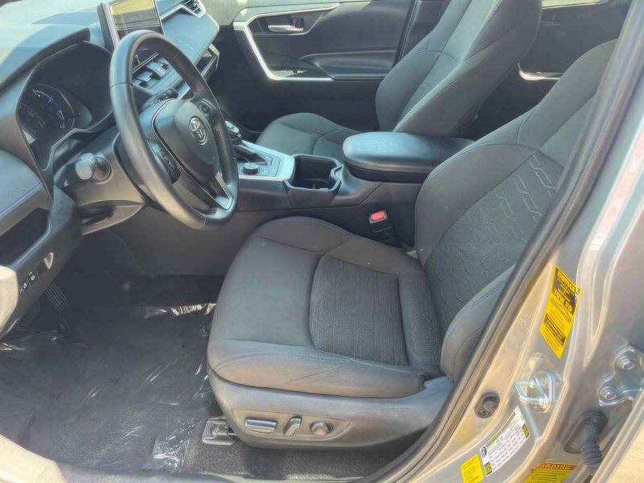 Toyota RAV4 Hybrid SE      2023