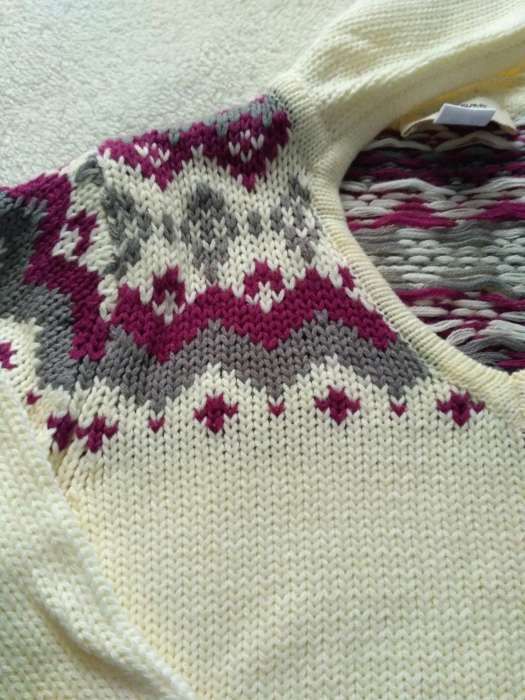 Sweter w norweski wzór z kapturem