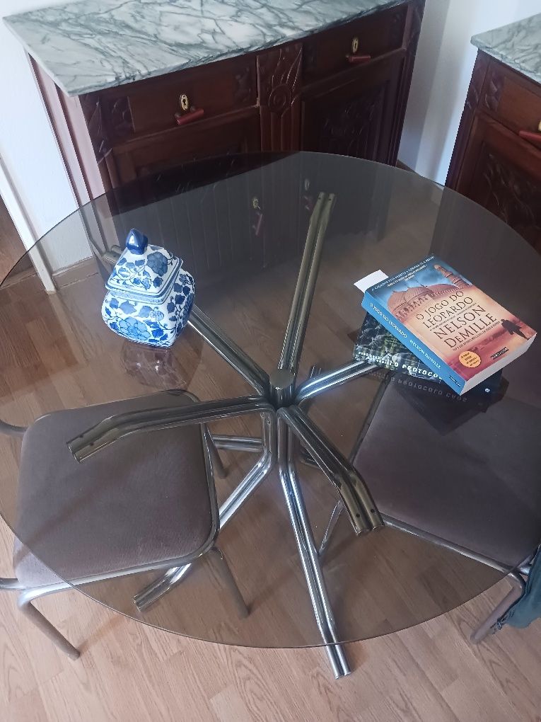 Mesa com tampo de vidro