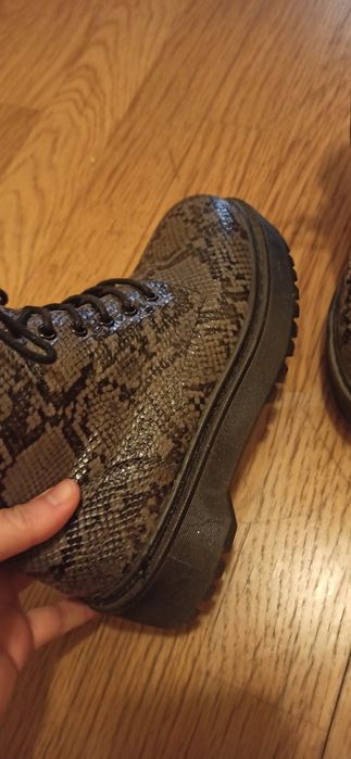Botas com padrão cobra cinza e pretas