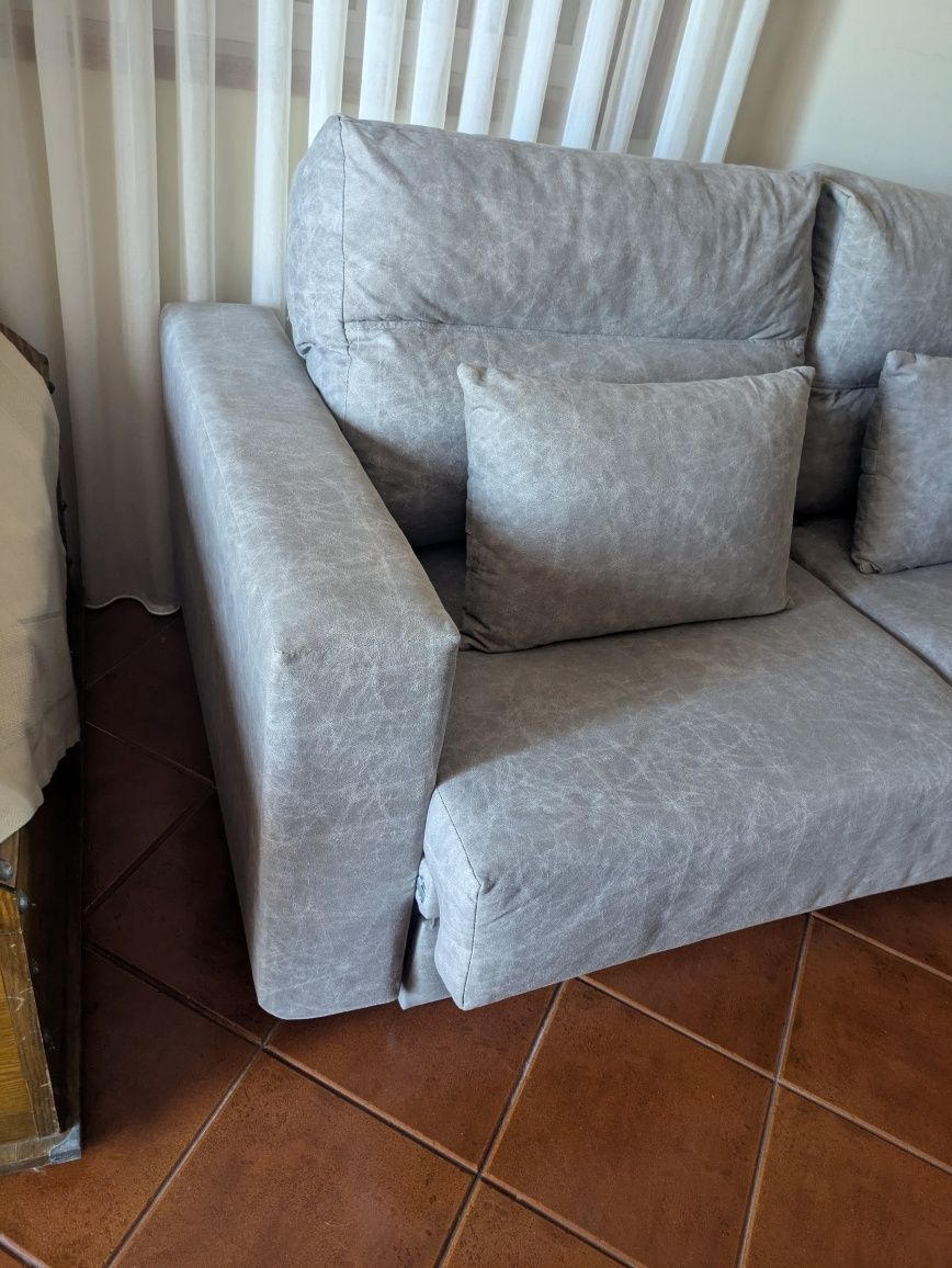 Sofá cama semi novo que não pode ficar cá