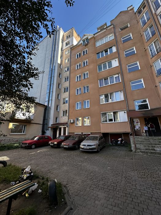 Продам 2 кімнатну в центрі вулиця Тичини