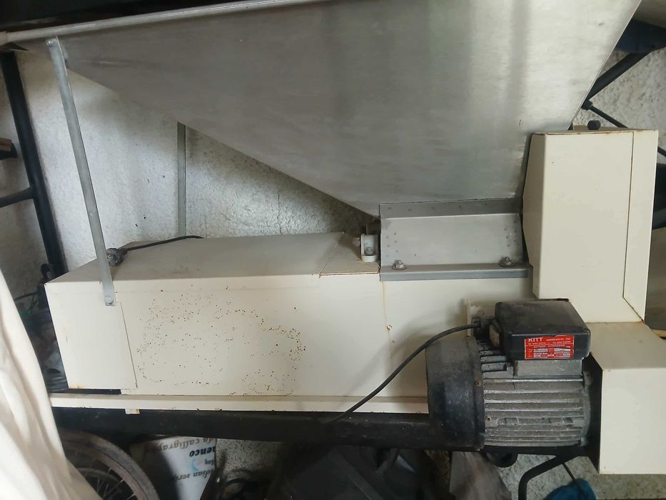 Maquina de varejar elétrica NOVA com bateria e maquina de moer Uva