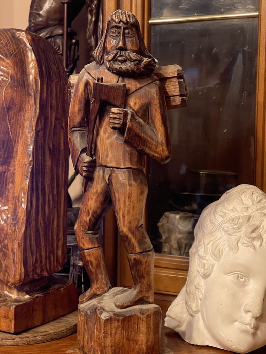 rzeźba z drzewa lipowego drwal leśnik 38 cm