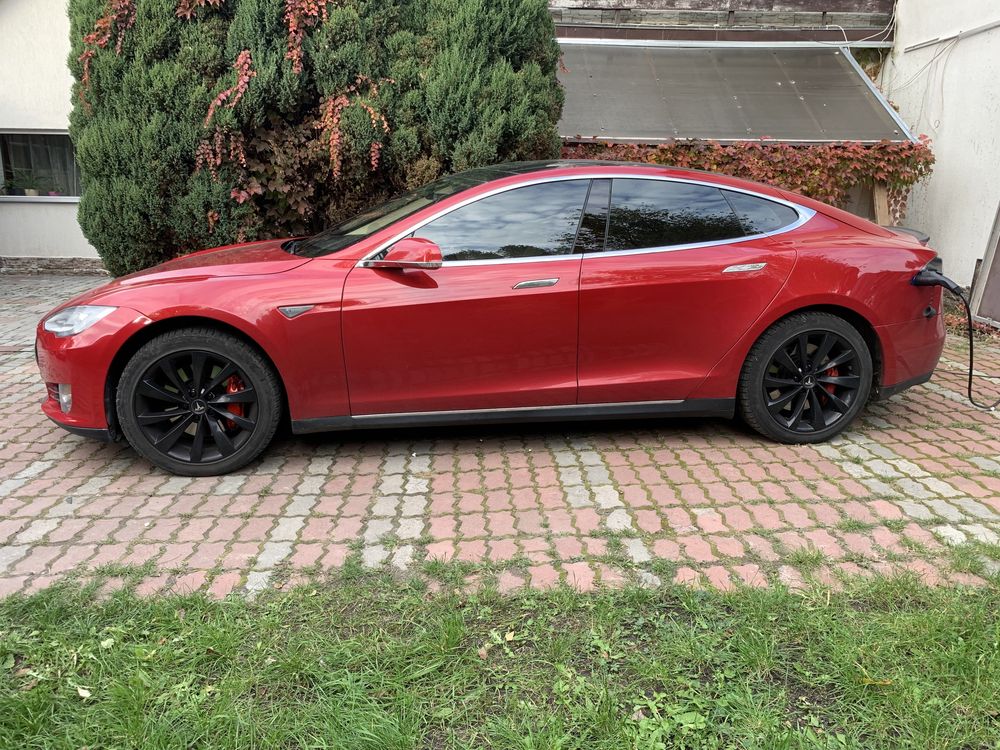 Tesla model s p85