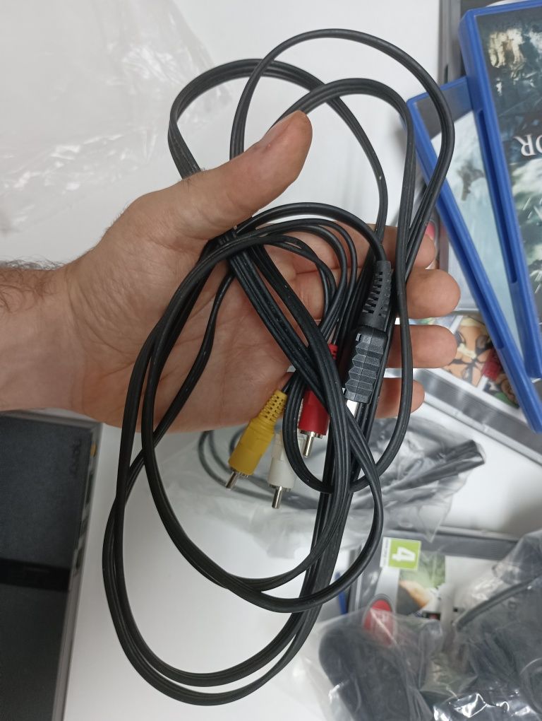 PS2 slim com cabos, 1 comando, 1 cartão de memória e 6 jogos