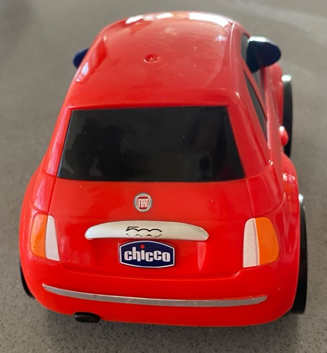 Veículo CHICCO Fiat 500 vermelho para bebé