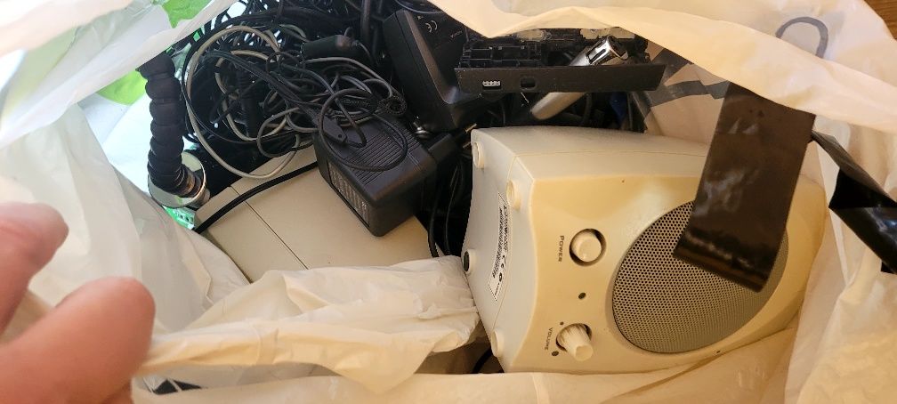 Oddam elektronikę dyski płyta główna przewody głośniki