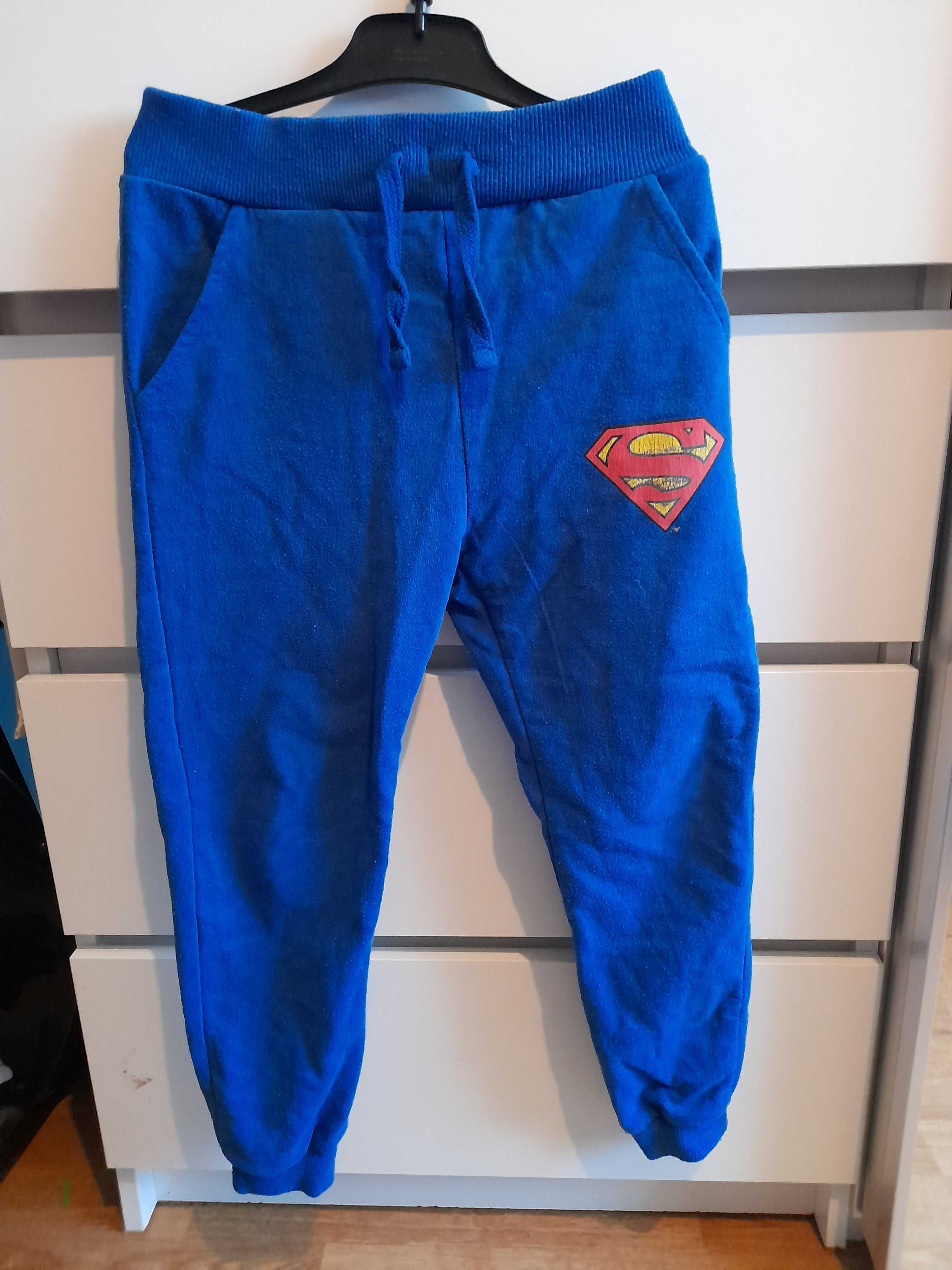 Spodnie dresowe 122 Sinsay dla chłopca superman
