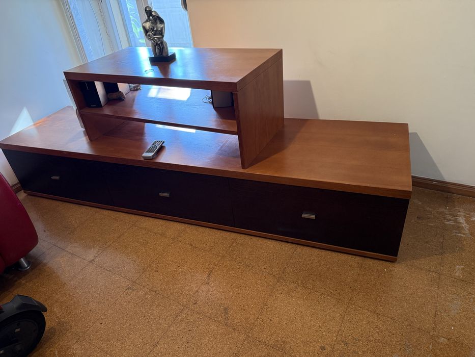 Radio potente com seis colunas