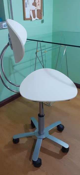 Mesa, cadeira de secretária, e estante.