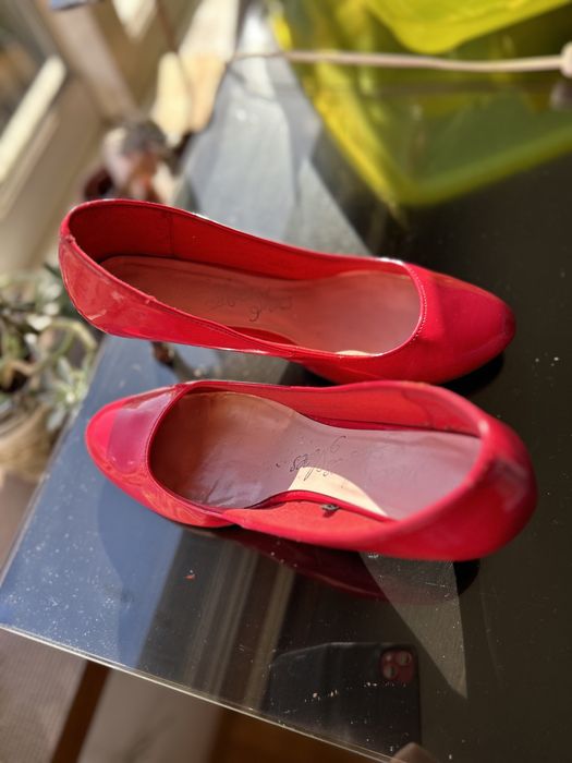 Sapato de verniz com pouco brilho , confortável.