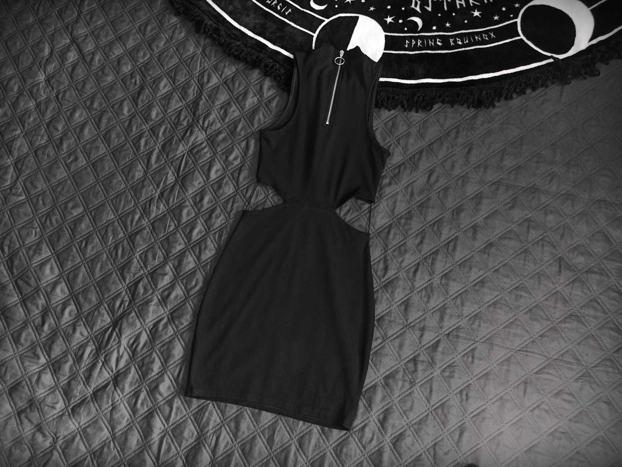 Czarna sukienka z odkrytą talią alternative nu goth gothic