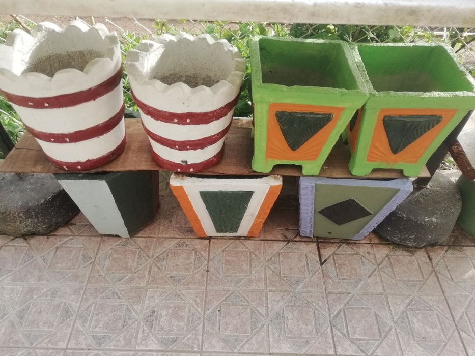 Vasos em cimento antigos restaurados.