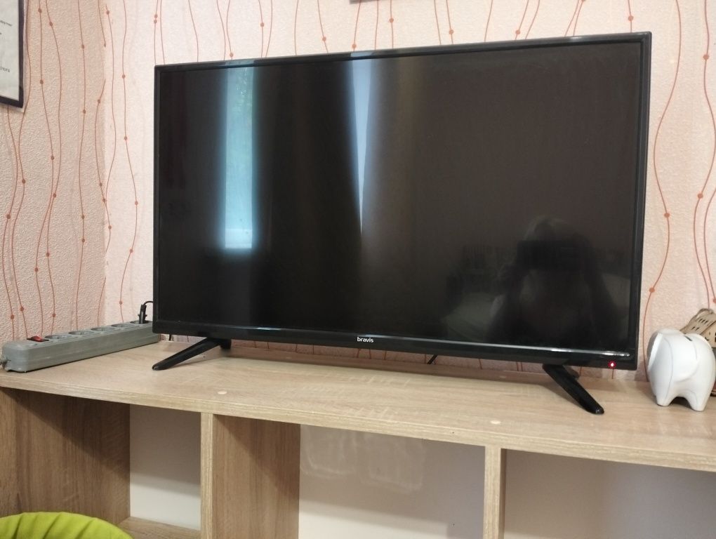Телевізор Bravis LED - 32E2000+T2