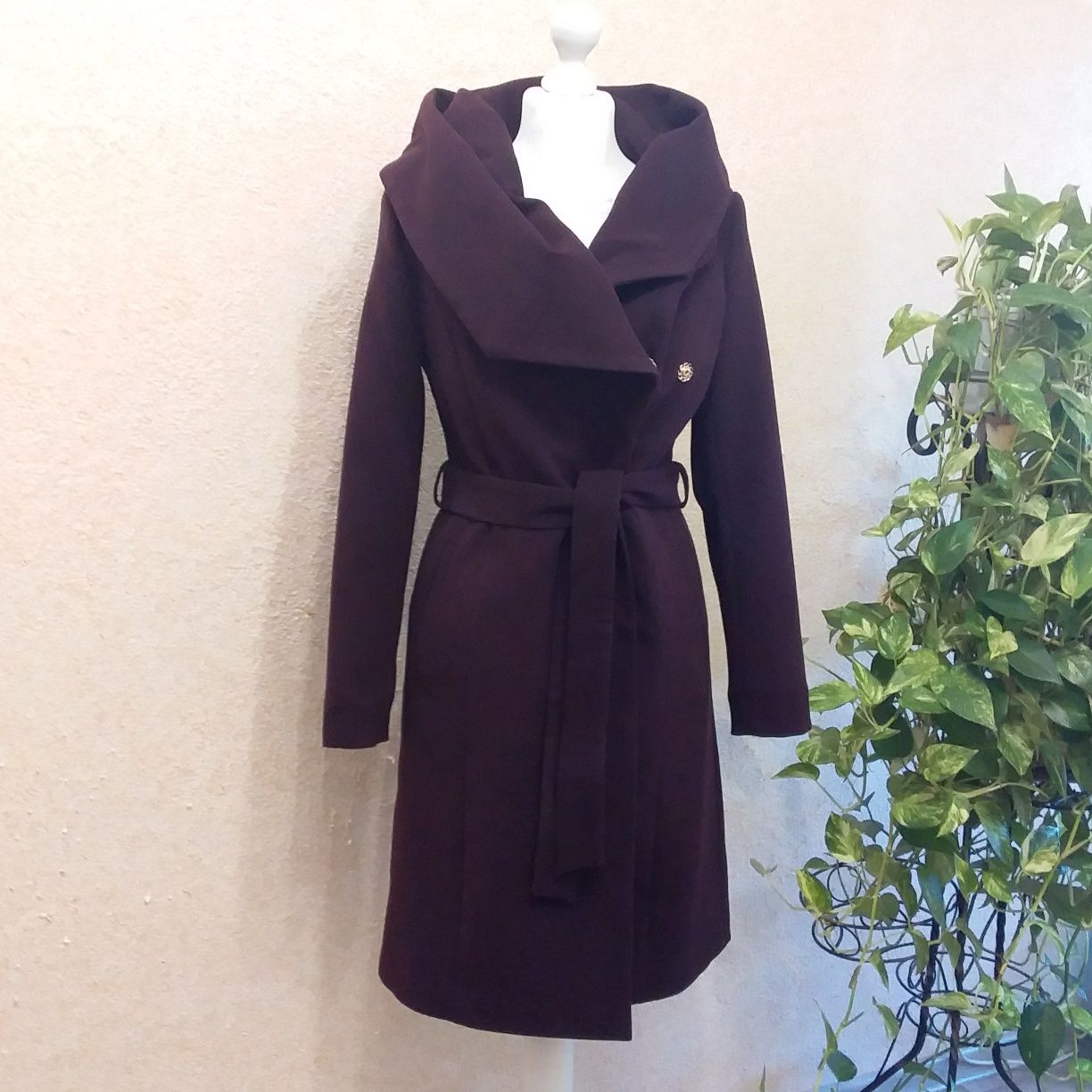 Жіноче вишневе пальто "NUI VERY Collection"