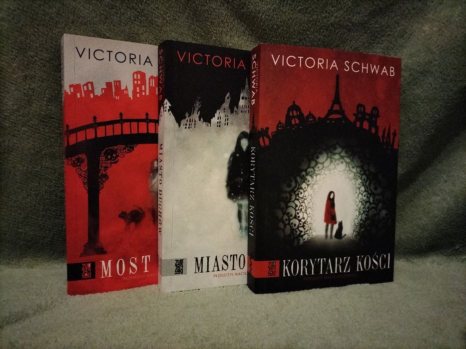 Victoria Schwab — Miasto duchów, Korytarz kości, Most dusz