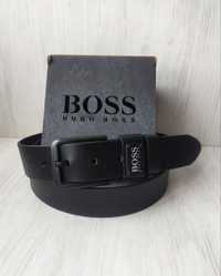 Мужской черный кожаный ремень Hugo Boss в деревянной коробке