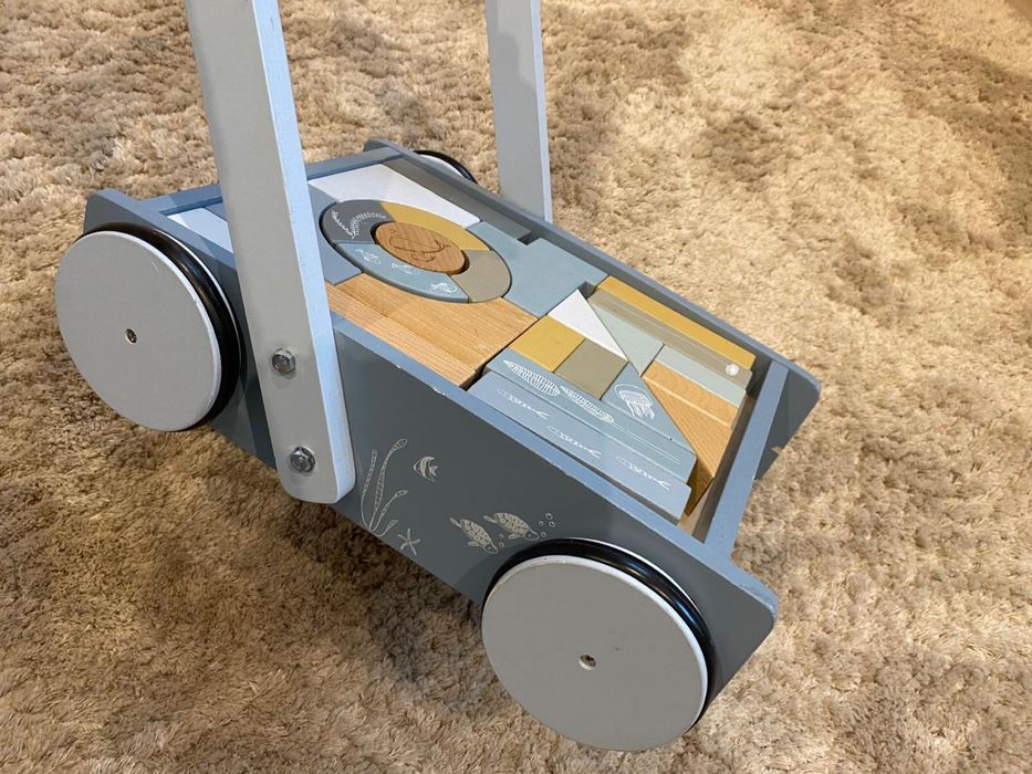 Pchacz jeździk little dutch wozek z klockami