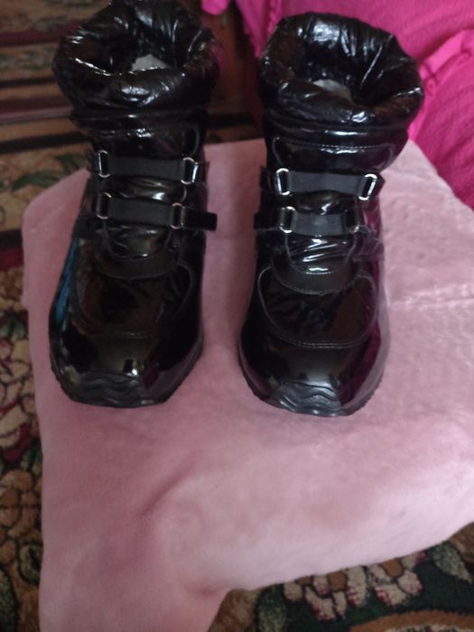 Женские,зимние ботинки,кроссовки.39-40 раз.Новые и б.у.