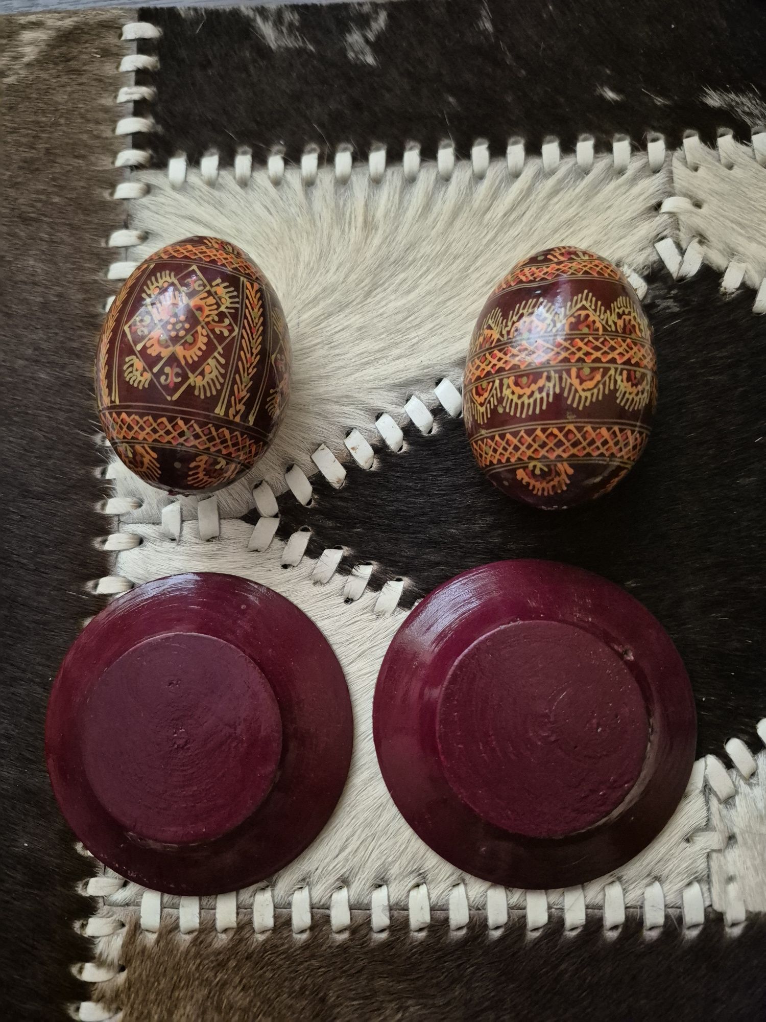 Яйца с блюдечками из дерева