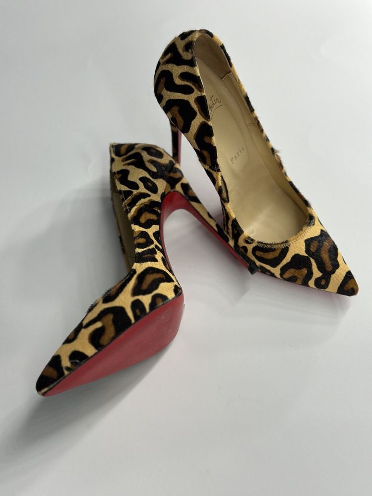 Леопардовые туфли на каблуке от Christian Louboutin