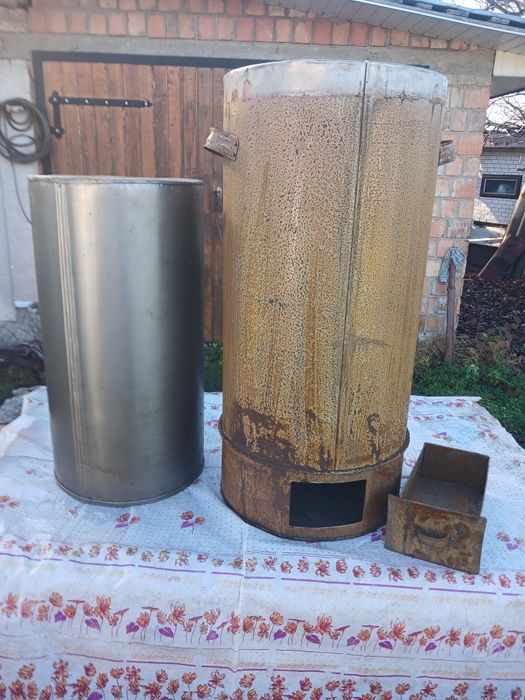 Пічка-буржуйка на тирсі-опілках.