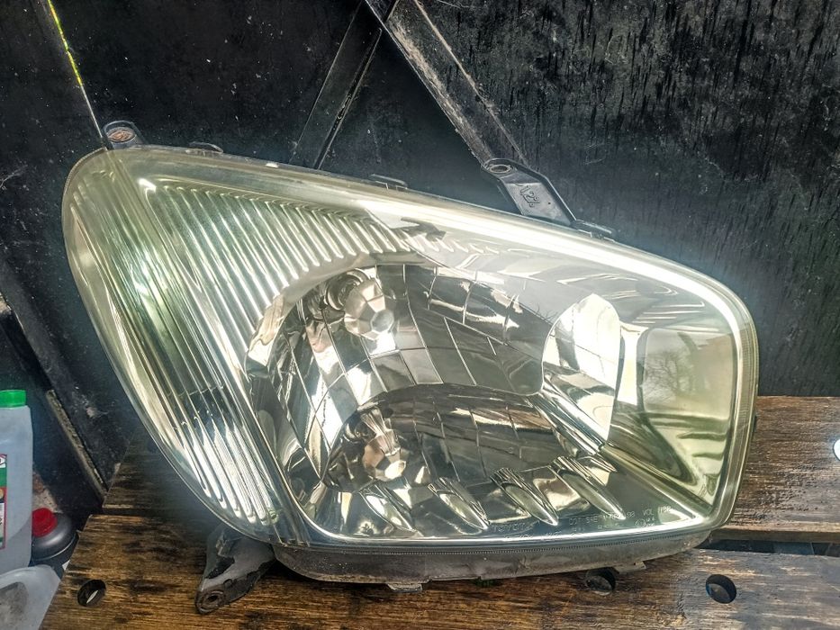 Toyota RAV4 II lampa przednia prawa